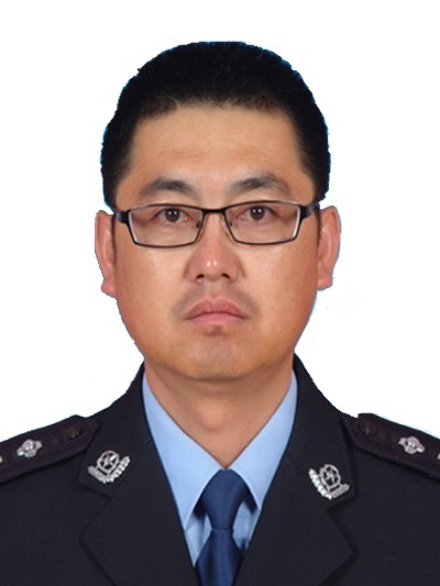锡林浩特市公安局党委委员、政治工作办公室主任、二级警长：贾海军