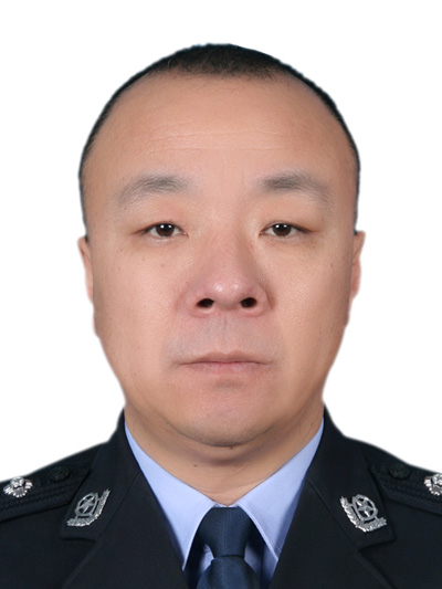 锡林浩特市公安局党委委员、副局长、三级高级警长：陈志杰