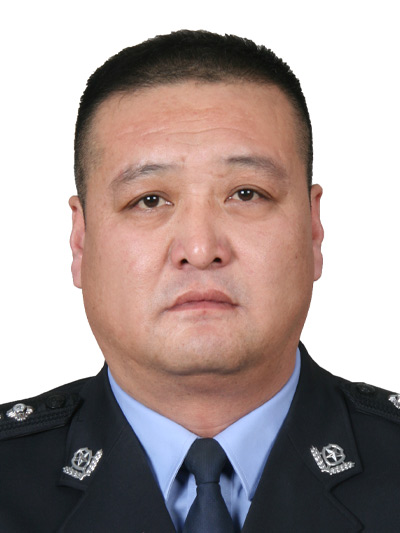 锡林浩特市公安局党委委员、副局长、三级高级警长：包智勇