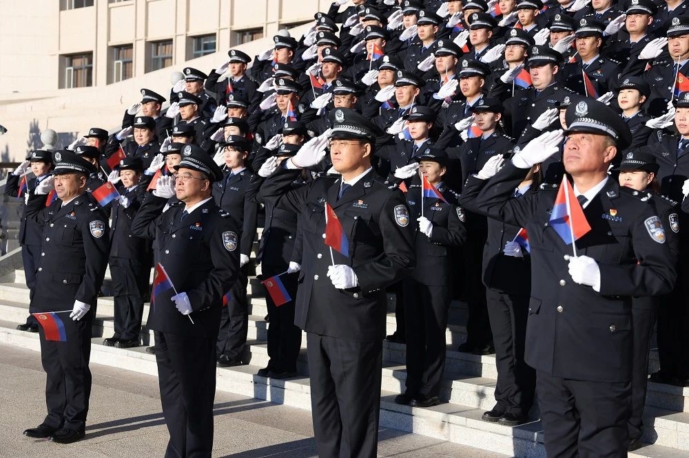 锡林郭勒盟公安局举行庆祝第五个中国人民警察节升警旗仪式